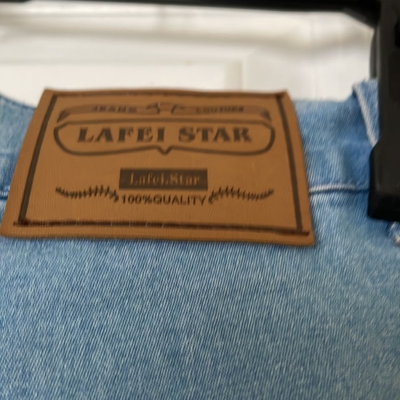 Lafei Star Light Blue Capri Jeans with intricate flower design - Picture 4 of 7